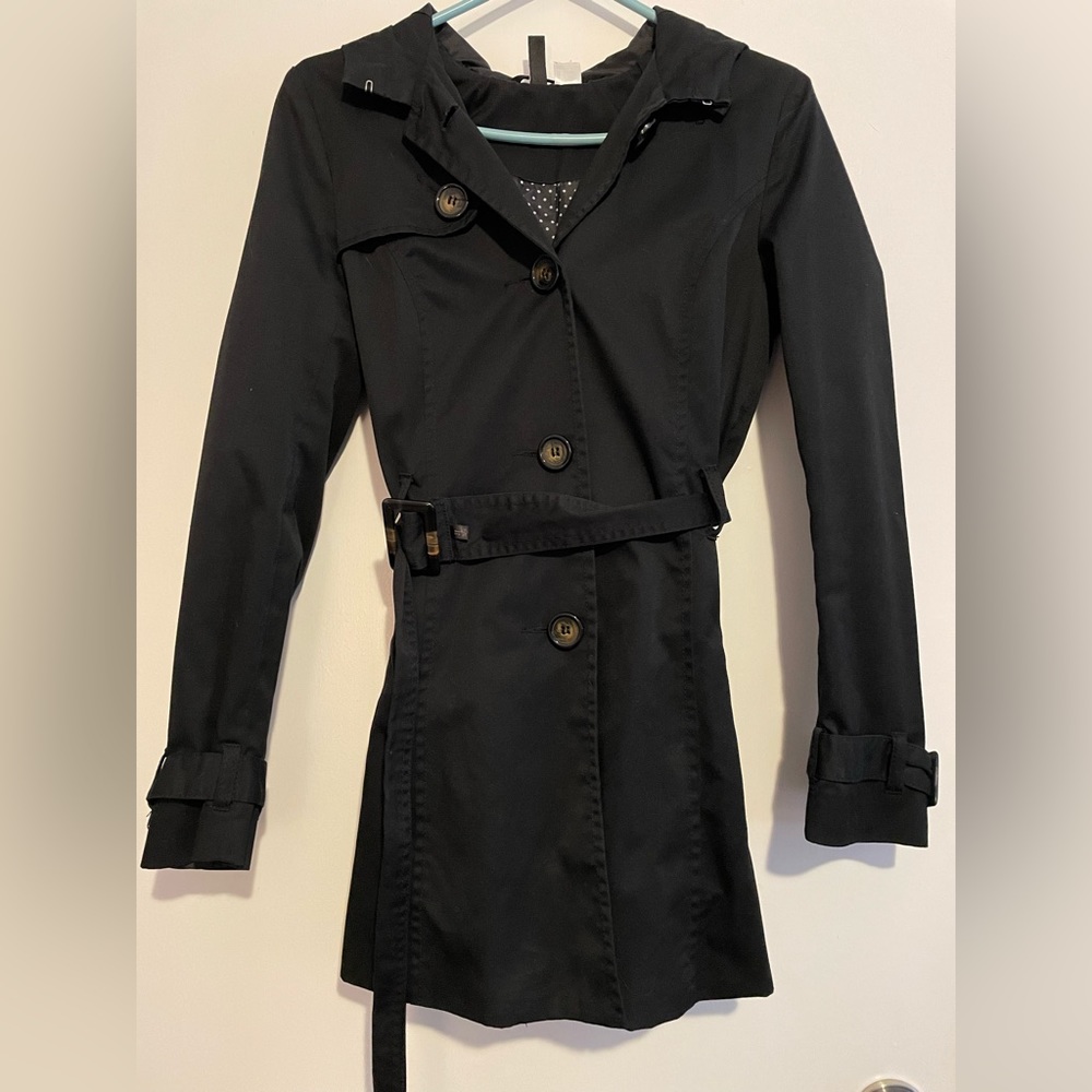 Size 6 Trench coat Divided by H&M. Gently worn, good condition.